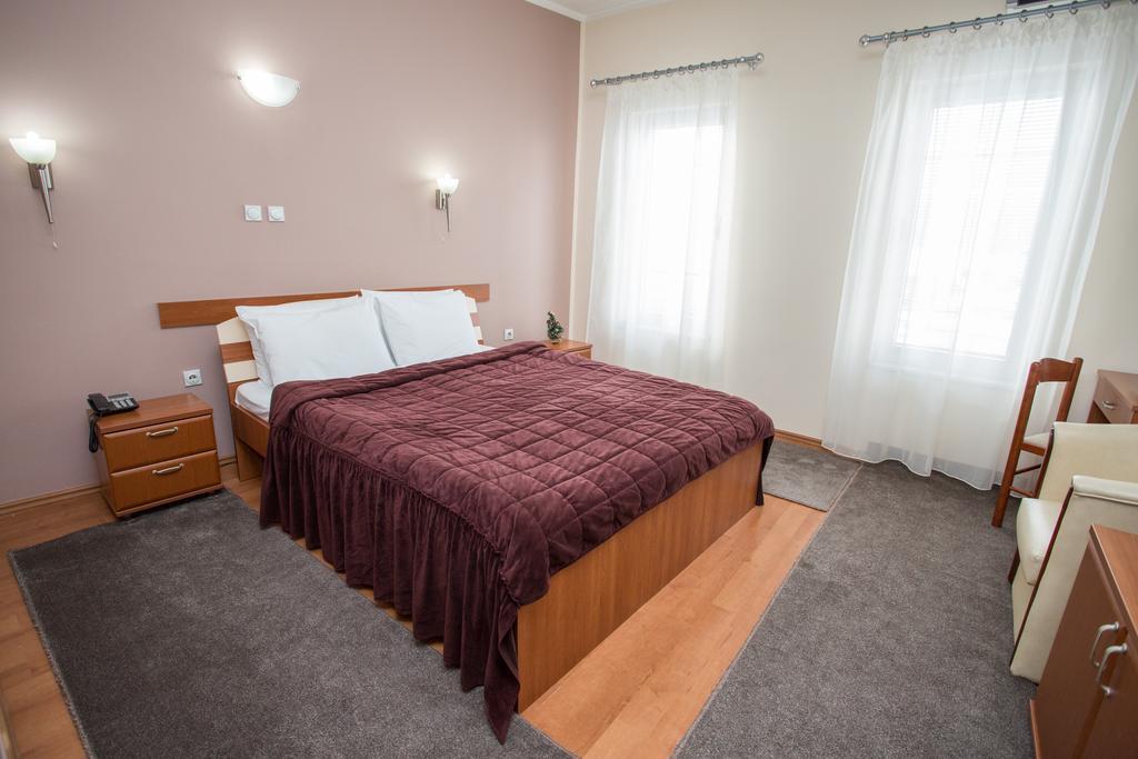 Sin-Kom Hotel Garni Pirot Quarto foto